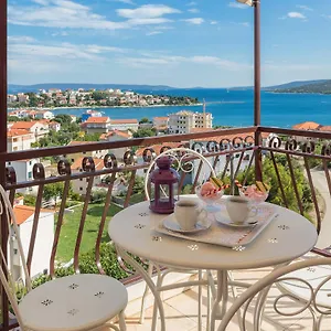 apartments-loncar-seget-vranjica.hotels-in-trogir.com/